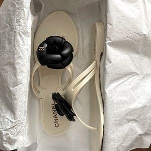 Chanel Dark white and black Camellia jelly thong sandals size 38